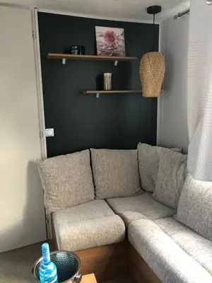 Coin salon dans l'établissement Mobilhome 6-8 personnes Clim