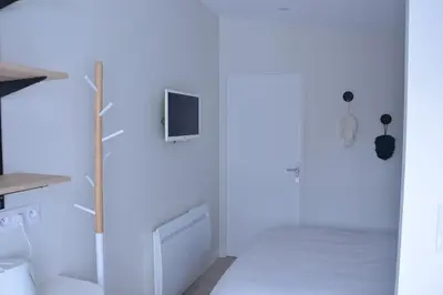 Télévision ou salle de divertissement dans l'établissement Studio confortable avec terrasse privée
