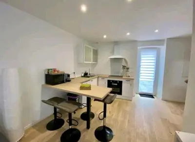 Cuisine ou kitchenette dans l'établissement Maison de ville