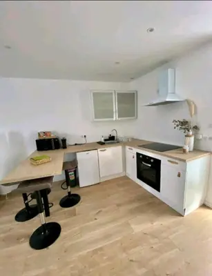Cuisine ou kitchenette dans l'établissement Maison de ville