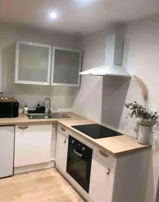Cuisine ou kitchenette dans l'établissement Maison de ville