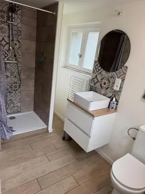 Salle de bains dans l'établissement Les meublés de Louis-Marie, 2 appartements indépendants pour 4 personnes, 8 personnes au total, proche du Puy du Fou