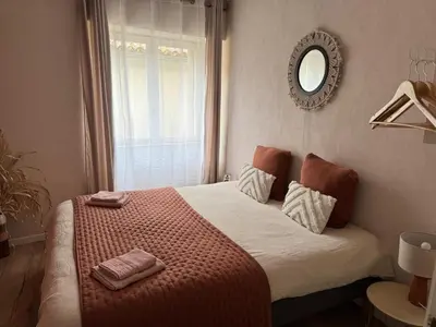 Un ou plusieurs lits dans un hébergement de l'établissement Les meublés de Louis-Marie, 2 appartements indépendants pour 4 personnes, 8 personnes au total, proche du Puy du Fou
