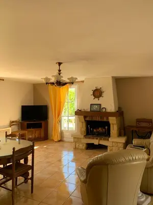Télévision ou salle de divertissement dans l'établissement Belle maison 6 personnes à 2min du Lac du Jaunay, et 15min des plages Vendéennes