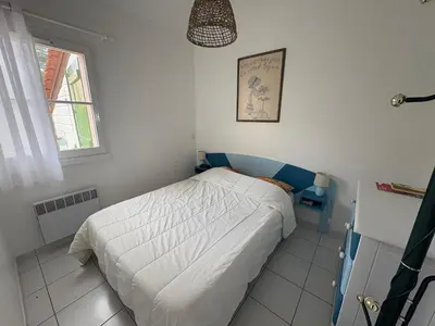 Un ou plusieurs lits dans un hébergement de l'établissement Maison familiale avec terrasse près de la plage - FR-1-323-484