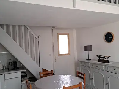 Cuisine ou kitchenette dans l'établissement Maison familiale avec terrasse près de la plage - FR-1-323-484