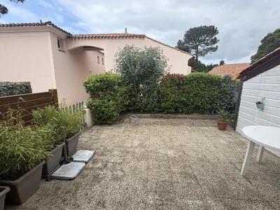 Jardin de l'établissement Maison familiale avec terrasse près de la plage - FR-1-323-484