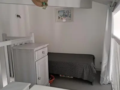 Un ou plusieurs lits dans un hébergement de l'établissement Maison familiale avec terrasse près de la plage - FR-1-323-484