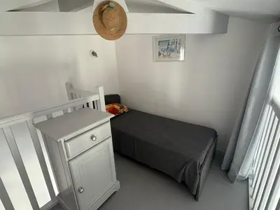 Un ou plusieurs lits dans un hébergement de l'établissement Maison familiale avec terrasse près de la plage - FR-1-323-484