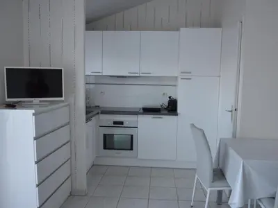 Cuisine ou kitchenette dans l'établissement Maison 8 pers à deux pas de la mer - Saint Hilaire de Riez - FR-1-323-407