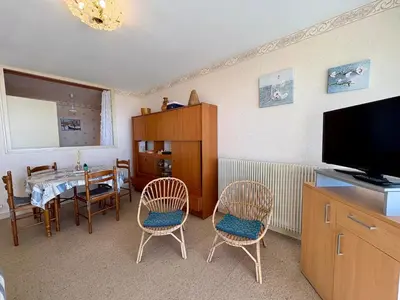 Télévision ou salle de divertissement dans l'établissement Studio alcôve à Saint Jean de Monts avec balcon et garage, proche plage - FR-1-323-417