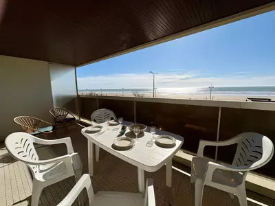 Vue générale sur la mer ou vue sur la mer prise depuis l'appartement
