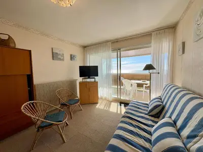 Télévision ou salle de divertissement dans l'établissement Studio alcôve à Saint Jean de Monts avec balcon et garage, proche plage - FR-1-323-417