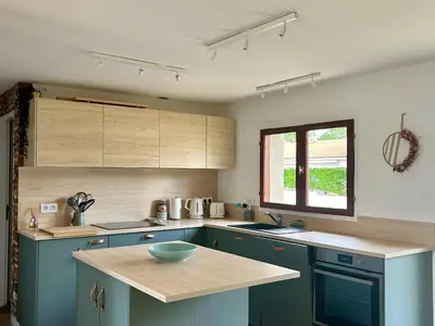 Cuisine ou kitchenette dans l'établissement Maison Charme Proche Plage et Forêt avec Jardin, WiFi, BBQ, et Pistes Cyclables à Proximité - FR-1-652-39