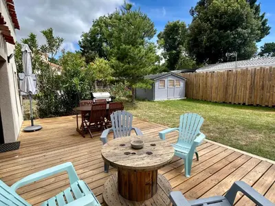 Jardin de l'établissement Maison Charme Proche Plage et Forêt avec Jardin, WiFi, BBQ, et Pistes Cyclables à Proximité - FR-1-652-39