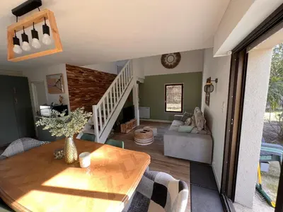 Coin salon dans l'établissement Maison Charme Proche Plage et Forêt avec Jardin, WiFi, BBQ, et Pistes Cyclables à Proximité - FR-1-652-39