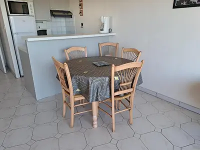 Cuisine ou kitchenette dans l'établissement Appartement spacieux 5 pers face à la mer, animaux admis - FR-1-323-485
