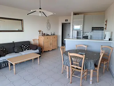 Cuisine ou kitchenette dans l'établissement Appartement spacieux 5 pers face à la mer, animaux admis - FR-1-323-485