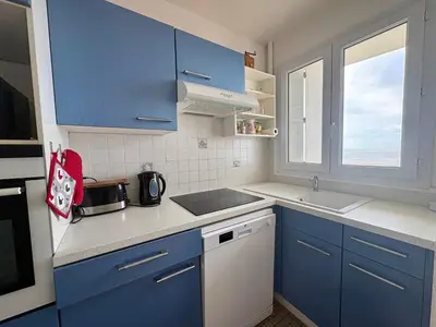 Cuisine ou kitchenette dans l'établissement Appartement lumineux avec balcon face mer, idéal jusqu'à 5 personnes - FR-1-323-298