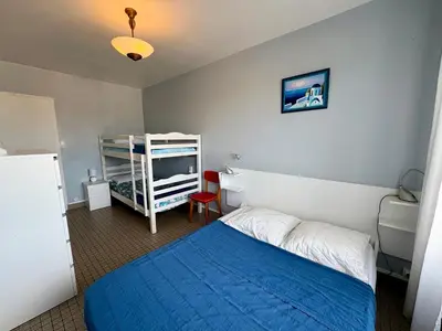 Un ou plusieurs lits dans un hébergement de l'établissement Appartement lumineux avec balcon face mer, idéal jusqu'à 5 personnes - FR-1-323-298