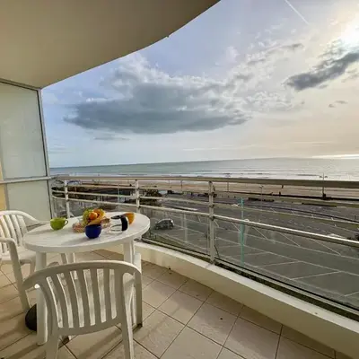 Appartement lumineux avec balcon face mer