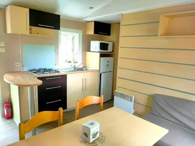 Cuisine ou kitchenette dans l'établissement Mobil home Clim PUY du FOU 2Chb / 5Pers