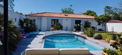 Piscine de l'établissement Claire & Co Chambre d'hôtes ou située à proximité