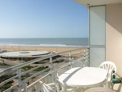 Vue générale sur la mer ou vue sur la mer prise depuis l'appartement