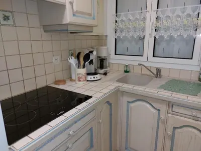 Cuisine ou kitchenette dans l'établissement Agréable appartement pour 6 pers, balcon à 50m de la mer - FR-1-323-308