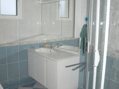 Salle de bains dans l'établissement Agréable appartement pour 6 pers, balcon à 50m de la mer - FR-1-323-308