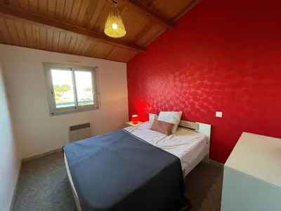 Un ou plusieurs lits dans un hébergement de l'établissement Maison spacieuse à 350m de la plage, 5 chambres, calme - FR-1-323-489