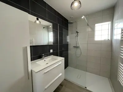 Salle de bains dans l'établissement Maison spacieuse à 350m de la plage, 5 chambres, calme - FR-1-323-489