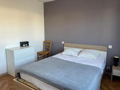 Un ou plusieurs lits dans un hébergement de l'établissement Maison spacieuse à 350m de la plage, 5 chambres, calme - FR-1-323-489