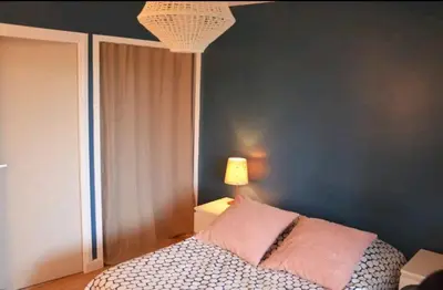 Un ou plusieurs lits dans un hébergement de l'établissement Chambre indépendante - WC et SDB privatifs