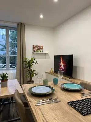 Télévision ou salle de divertissement dans l'établissement * Cosy & Netflix Proche Centre *