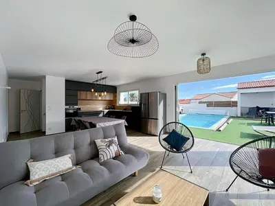 Piscine de l'établissement Villa en Vendée avec piscine chauffée ou située à proximité