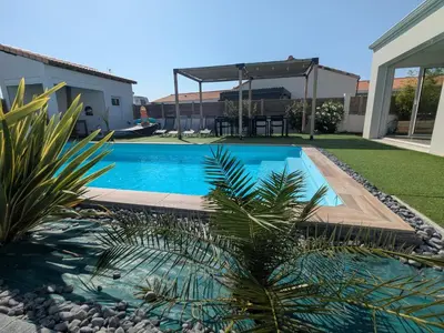Piscine de l'établissement Villa en Vendée avec piscine chauffée ou située à proximité