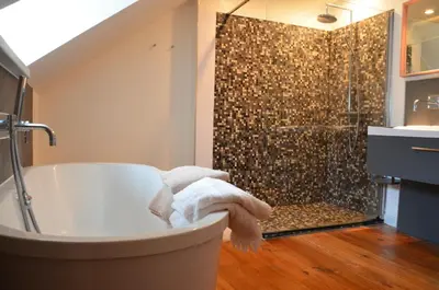 Salle de bains dans l'établissement Grand loft 110m Cœur historique Angers et parking privé Rare