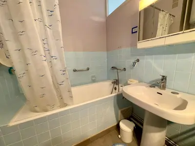 Salle de bains dans l'établissement Appartement lumineux proche de la plage pour 5 pers - FR-1-323-312