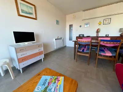 Télévision ou salle de divertissement dans l'établissement Appartement lumineux proche de la plage pour 5 pers - FR-1-323-312