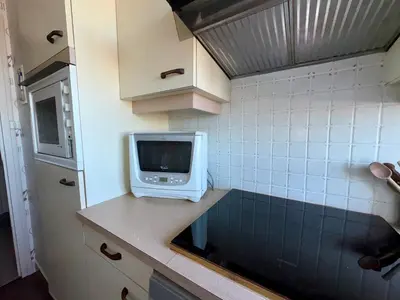 Cuisine ou kitchenette dans l'établissement Appartement lumineux proche de la plage pour 5 pers - FR-1-323-312