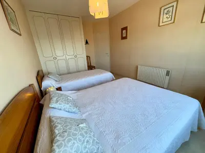 Un ou plusieurs lits dans un hébergement de l'établissement Appartement lumineux proche de la plage pour 5 pers - FR-1-323-312