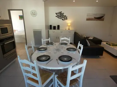 Cuisine ou kitchenette dans l'établissement Appartement moderne 6 pers, terrasse et parking à Notre-Dame-de-Monts - FR-1-540-277