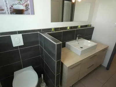 Salle de bains dans l'établissement Appartement moderne 6 pers, terrasse et parking à Notre-Dame-de-Monts - FR-1-540-277