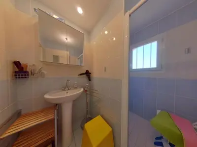 Salle de bains dans l'établissement Charmant pavillon 3*** à 5 min des plages, animaux admis - FR-1-323-368
