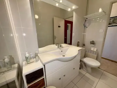 Salle de bains dans l'établissement Studio rénové avec vue mer, accès plage et parking privé - FR-1-323-430