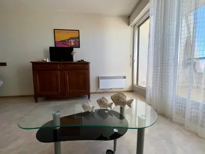 Télévision ou salle de divertissement dans l'établissement Studio rénové avec vue mer, accès plage et parking privé - FR-1-323-430