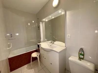 Salle de bains dans l'établissement Studio rénové avec vue mer, accès plage et parking privé - FR-1-323-430