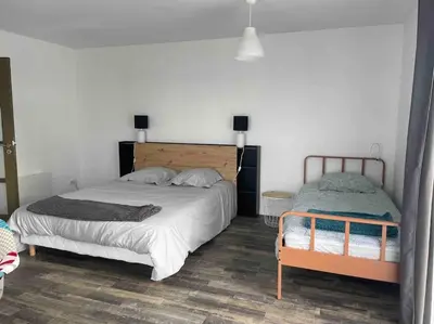 Un ou plusieurs lits dans un hébergement de l'établissement Gite spacieux 290m2, SPA Ext, Billard et babyfoot.