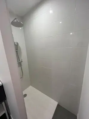 Salle de bains dans l'établissement Appartement neuf avec patio
